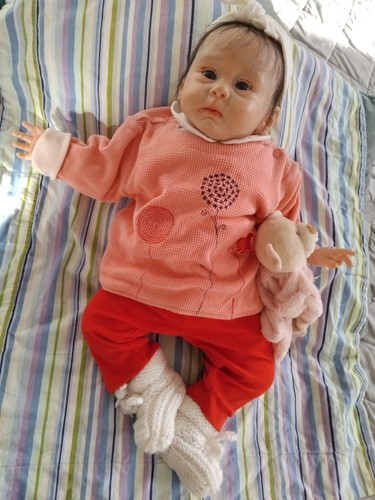 Souriante bébé reborn - souriante,